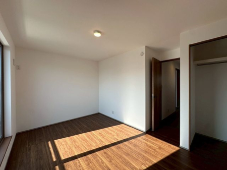 ���̑����� �y�����z�ؖڂ̕��������₳������ۂ�^���鋏���B�i�`�������ȕ��͋C�̒��ŁA�S���烊���b�N�X�ł����Ԃł��B