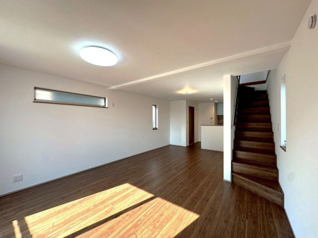 ���r���O �y���r���O�z�����������F�����ƊJ�����̂����ԍ\���B�X�^�C���b�V���ȃC���e���A���f����A�㎿�ȃ��r���O�ł��B