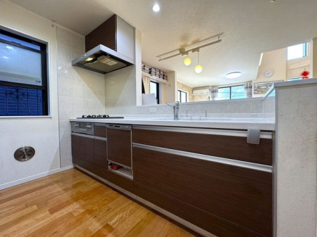 Lb` yLb`zrOnJIȑΖʃLb`BƑQXgƂ̃R~jP[Vy݂Ȃ璲łKȋԂłB