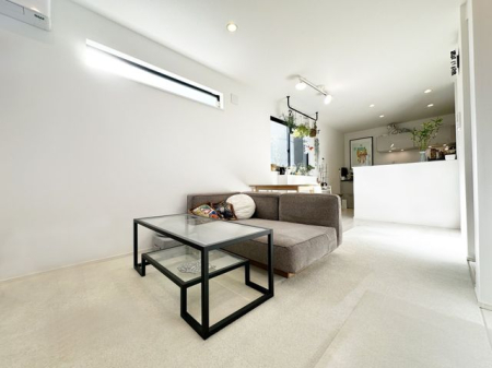 ���r���O �Ƒ��̉�b���e�ލL�X���r���O�B�J�����Ɖ�������������Ԑ݌v�ŁA�����̕�炵��S�n�悭�ʂ�܂��B