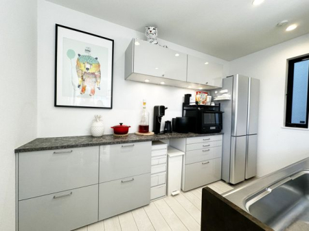 �L�b�`�� �V���v���Ȃ�����X�^�C���b�V���ȋ�ԁB���R�����������݁A�S�n�悢���Ԃ��y���߂�L�b�`���ł��B