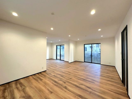 ���r���O �y���r���O�z�傫�ȑ����炽���Ղ�����������ށA���邭�J���I�ȃ��r���O�B�Ƒ��̏Ί炪���R�ƏW�܂�A�S�n�悢��Ԃł��B