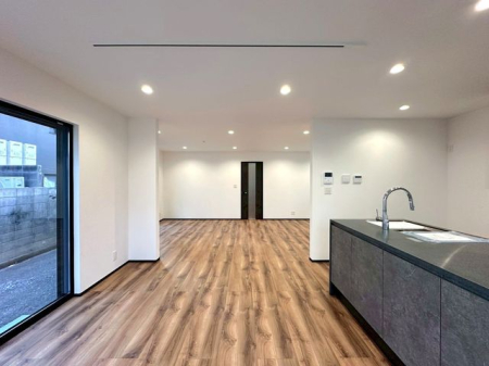 ���r���O �y���r���O�z�Ƒ������R�ƏW���L�X���r���O�B�傫�ȑ���������~�蒍���A���������Ȏ��Ԃ���ށA�S�L���ȋ�Ԃł��B