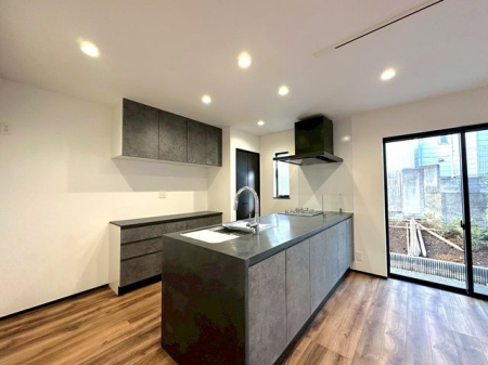 �L�b�`�� �y�L�b�`���z�ו��ɂ܂ł���������������f�U�C���B�㎿�ȑf�ނ������₩�����A�L�b�`�����܂�ŃC���e���A�̎���ɂ��܂��B