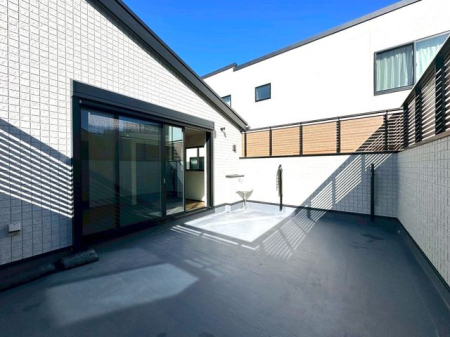 �o���R�j�[ �y�o���R�j�[�z��̉��ɍL����J���I�ȃ��[�t�o���R�j�[�B�S�n�悢���������Ȃ���A�Ƒ���F�l�Ɠ��ʂȎ��Ԃ��y���߂��ґ�ȋ�Ԃł��B