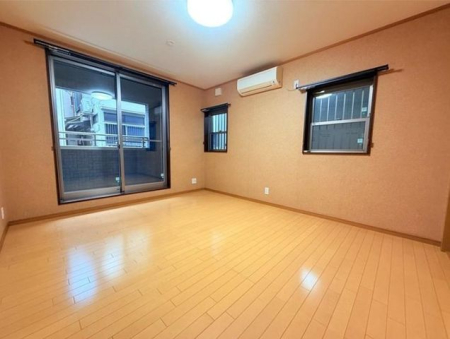 ���r���O �y���r���O�z�Ƒ��̉�b���e�ލL�X���r���O�B�J�����Ɖ�������������Ԑ݌v�ŁA�����̕�炵��S�n�悭�ʂ�܂��B