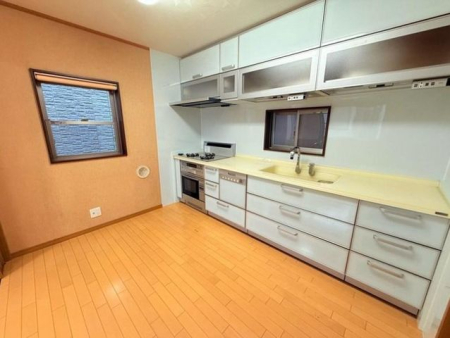 �L�b�`�� �y�L�b�`���z�؂̂ʂ������������i�`���������_���ȃL�b�`���B�������ꂽ�f�U�C���̒��ɁA�₳���������݂��L����܂��B