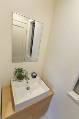 ���ʑ�E���ʏ� �y���ʁz2�K�g�C�����ɂ̓��r���O�ɒ���������ʑ䂪�������܂��B