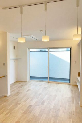 ���r���O �y���r���O�z�傫�ȑ����炽���Ղ�����������ށA���邭�J���I�ȃ��r���O�B�Ƒ��̏Ί炪���R�ƏW�܂�A�S�n�悢��Ԃł��B