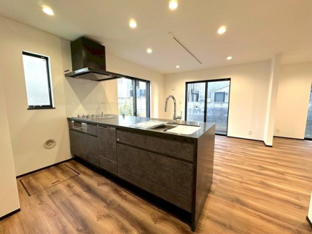 �L�b�`�� �y�L�b�`���z�Â��ȋC�i���Y���㎿�ȃL�b�`���B���������ӂ�鎿���ƃX�}�[�g�ȓ����ŁA�����̎��Ԃ����ʂȂЂƂƂ��ɁB