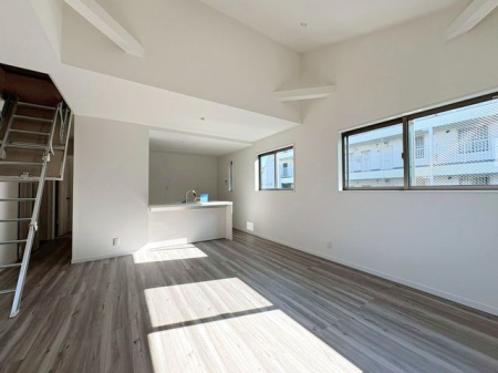 ���r���O �y���r���O�z�i2026�N2���j�B�e�傫�ȑ����炽���Ղ�����������ށA���邭�J���I�ȃ��r���O�B�Ƒ��̏Ί炪���R�ƏW�܂�A�S�n�悢��Ԃł��B