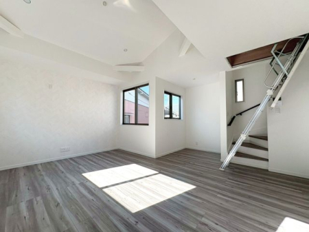 ���r���O �y���r���O�z�i2026�N2���j�B�e�Ƒ������R�ƏW���L�X���r���O�B�傫�ȑ���������~�蒍���A���������Ȏ��Ԃ���ށA�S�L���ȋ�Ԃł��B