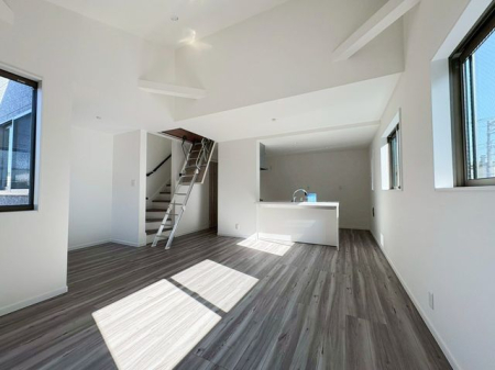 ���r���O �y���r���O�z�i2026�N2���j�B�e�������Ƃ����L���Ɩ��邳�����͂̃��r���O�B�x���ɂ͉Ƒ��ł��났�Ȃ���A���₩�Ȏ��Ԃ��y���߂܂��B