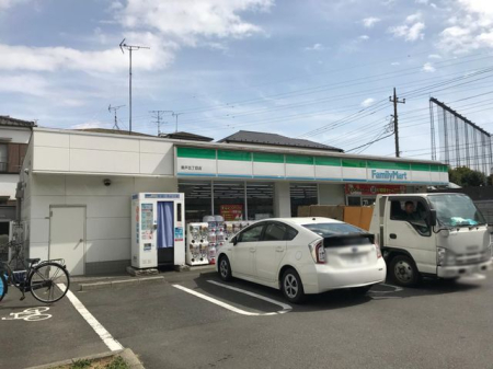 ���ӊ� �t�@�~���[�}�[�g���ˌܒ��ړX �k��5���B 370m