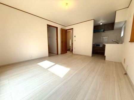 ���r���O �y���r���O�z�i2026�N3���j�B�e�傫�ȑ����炽���Ղ�����������ށA���邭�J���I�ȃ��r���O�B�Ƒ��̏Ί炪���R�ƏW�܂�A�S�n�悢��Ԃł��B