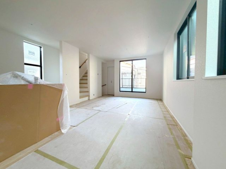 ���r���O �y���r���O�z�i2026�N3���j�B�e�Ƒ������R�ƏW���L�X���r���O�B�傫�ȑ���������~�蒍���A���������Ȏ��Ԃ���ށA�S�L���ȋ�Ԃł��B