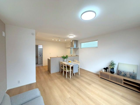 ���r���O �y���r���O�z�i2026�N3���j�B�e�������Ƃ����L���Ɩ��邳�����͂̃��r���O�B�x���ɂ͉Ƒ��ł��났�Ȃ���A���₩�Ȏ��Ԃ��y���߂܂��B