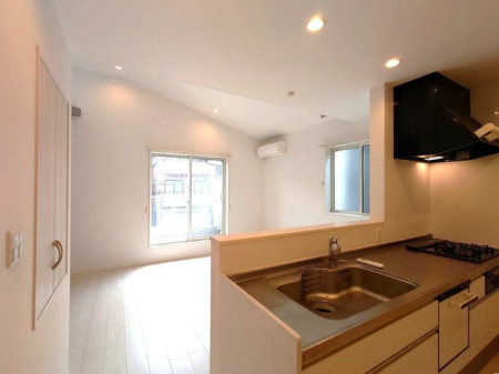 �L�b�`�� �y�L�b�`���z���r���O�����n����J���I�ȑΖʃL�b�`���B�Ƒ���Q�X�g�Ƃ̃R�~���j�P�[�V�������y���݂Ȃ��璲���ł�����K�ȋ�Ԃł��B