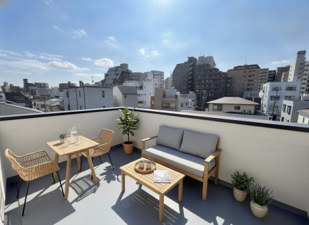 �o���R�j�[ �����y�o���R�j�[�z�i2026�N9���j�B�e  ��̉��ɍL����J���I�ȃ��[�t�o���R�j�[�B�S�n�悢���������Ȃ���A�Ƒ���F�l�Ɠ��ʂȎ��Ԃ��y���߂��ґ�ȋ�Ԃł��B  ���摜���̉Ɠd�E�Ƌ��CG�ł��B�{�����ɂ͕t�т���܂���B