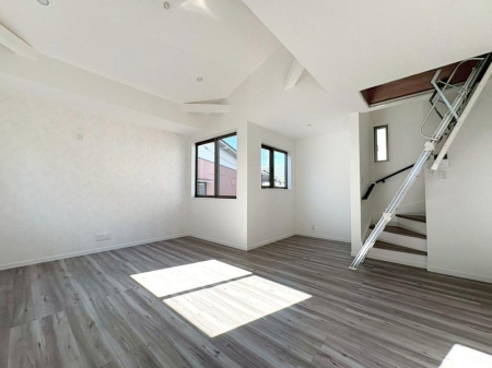 ���r���O �����y���r���O�z�i2026�N4���j�B�e  �Ƒ������R�ƏW���L�X���r���O�B�傫�ȑ���������~�蒍���A���������Ȏ��Ԃ���ށA�S�L���ȋ�Ԃł��B