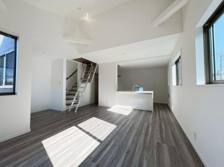 ���r���O �����y���r���O�z�i2026�N4���j�B�e  �������Ƃ����L���Ɩ��邳�����͂̃��r���O�B�x���ɂ͉Ƒ��ł��났�Ȃ���A���₩�Ȏ��Ԃ��y���߂܂��B