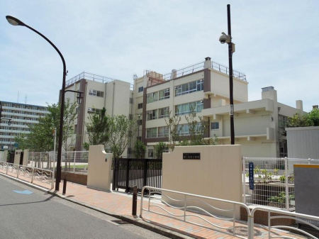 ���ӊ� ���w�Z 580m �]���旧��񍻒����w�Z(�]���旧��񍻒����w�Z�܂�580m �k��8���B)