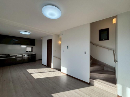 ���r���O �����y���r���O�z�i2026�N4���j�B�e �F1����  �傫�ȑ����炽���Ղ�����������ށA���邭�J���I�ȃ��r���O�B�Ƒ��̏Ί炪���R�ƏW�܂�A�S�n�悢��Ԃł��B