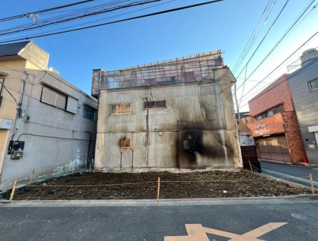 ���n�y�n�ʐ^ �O�ρy���n�z�i2026�N4���j�B�e  �r��G���A�̊p�n�Ɉʒu����y�n�B���������̍̌��ƊJ�����Ɍb�܂�A���邭�S�n�悢�Z��Ԃ��������₷�����n�ł��B