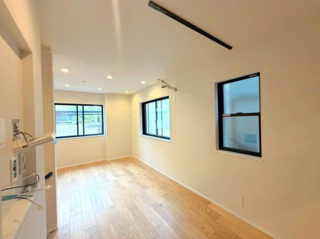 ���r���O �����y���r���O�z�i2026�N4���j�B�e  �傫�ȑ����炽���Ղ�����������ށA���邭�J���I�ȃ��r���O�B�Ƒ��̏Ί炪���R�ƏW�܂�A�S�n�悢��Ԃł��B