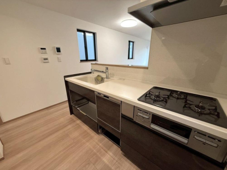 �L�b�`�� �����y�L�b�`���z�i2026�N4���j�B�e  �X�^�C���b�V���ȃt�H�������f����ΖʃL�b�`���B�J���I�ȋ�ԂɎ��R�Ɛl���W�܂�A���͓I�ȏZ�܂��̒��S�ł��B