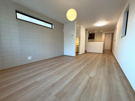 ���r���O �����y���r���O�z�i2026�N4���j�B�e  �傫�ȑ����炽���Ղ�����������ށA���邭�J���I�ȃ��r���O�B�Ƒ��̏Ί炪���R�ƏW�܂�A�S�n�悢��Ԃł��B