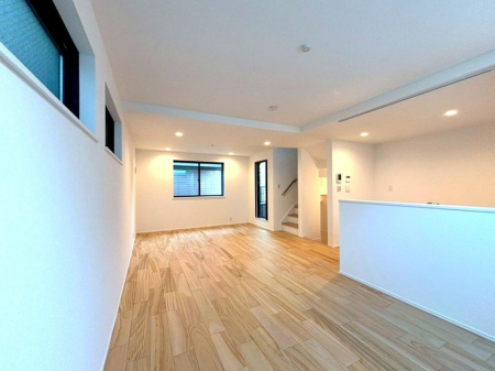 ���r���O �����yB�������r���O�z�i2026�N4���j�B�e  �傫�ȑ����炽���Ղ�����������ށA���邭�J���I�ȃ��r���O�B�Ƒ��̏Ί炪���R�ƏW�܂�A�S�n�悢��Ԃł��B