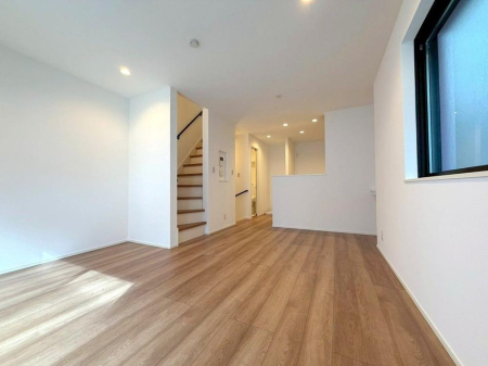 ���r���O �����y���r���O�z�i2026�N4���j�B�e  �傫�ȑ����炽���Ղ�����������ށA���邭�J���I�ȃ��r���O�B�Ƒ��̏Ί炪���R�ƏW�܂�A�S�n�悢��Ԃł��B