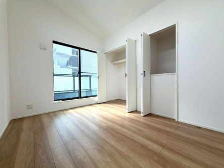 ���̑����� �����y�����z�i2026�N4���j�B�e  �z�˂��ɕ�܂�鋏���́A���邭���K�Ȉ�ہB�������̂����ԂŁA�����b�N�X�ł���ЂƂƂ����߂����܂��B