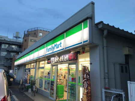 ���ӊ� �t�@�~���[�}�[�g����O���ړX �k��4���B 260m