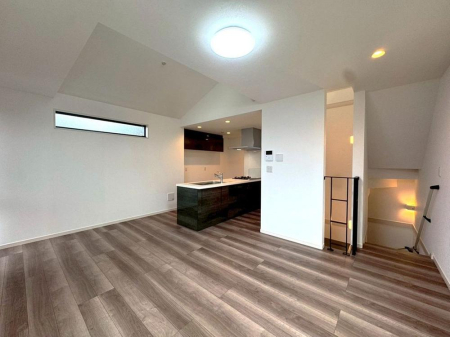 ���r���O �����y���r���O�z�i2026�N4���j�B�e  �����������F�����ƊJ�����̂����ԍ\���B�X�^�C���b�V���ȃC���e���A���f����A�㎿�ȃ��r���O�ł��B