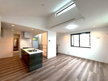 ���r���O �����y���r���O�z�i2026�N4���j�B�e  �����V��ƍL�X�Ƃ�����Ԃ����͂̃��r���O�B�������ꂽ�f�U�C�����A�����̕�炵�ɏ㎿�Ȃ�Ƃ�������炵�܂��B