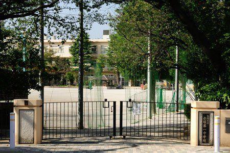 ���ӊ� ���w�Z 640m ���旧�Ԓˑ�ꒆ�w�Z(���旧�Ԓˑ�ꒆ�w�Z�܂�640m �k��8���B)