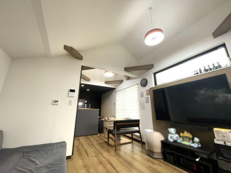 ���r���O �����y���r���O�z�i2026�N4���j�B�e  �Ƒ��̉�b���e�ލL�X���r���O�B�J�����Ɖ�������������Ԑ݌v�ŁA�����̕�炵��S�n�悭�ʂ�܂��B