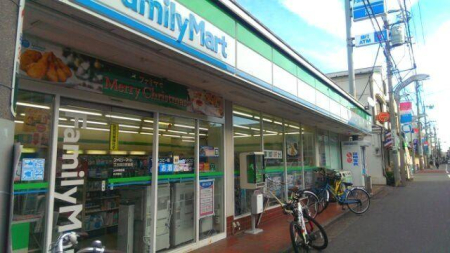 ���ӊ� �R���r�j 210m �t�@�~���[�}�[�g�]�Óc���|�O�X(�t�@�~���[�}�[�g�]�Óc���|�O�X�܂�210m �k��3���B)