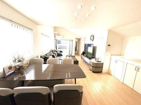 ���r���O �����y���r���O�z  �傫�ȑ����炽���Ղ�����������ށA���邭�J���I�ȃ��r���O�B�Ƒ��̏Ί炪���R�ƏW�܂�A�S�n�悢��Ԃł��B