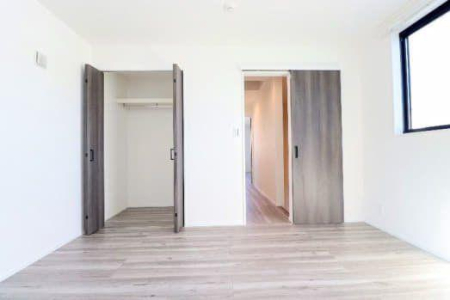 ���̑����� �����y�����z  �L�x�Ȏ��[�͂����͂̃E�H�[�N�C���N���[�[�b�g�t�������B�ߗނ⏬�����������萮���ł��A�L�X�Ƃ�����Ԃŉ��K�ɕ�点�܂��B