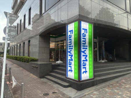 ���ӊ� �R���r�j 470m �t�@�~���[�}�[�g�ԉH���ؒʂ�X(�t�@�~���[�}�[�g�ԉH���ؒʂ�X�܂�470m �k��6���B)