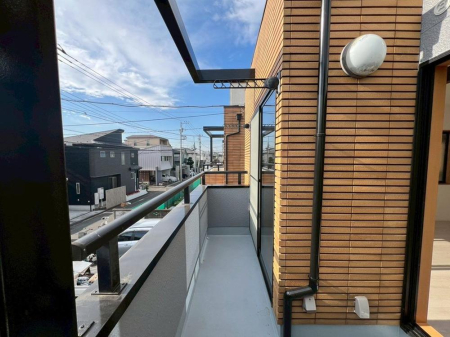 ���̑� �����y���]�z�i2026�N4���j�B�e  ���邢�z�˂��������Ղ�~�蒍���J���I�ȃo���R�j�[�B���󕨂������̂͂������A�����b�N�X�^�C���ɂ��҂�����̋�Ԃł��B