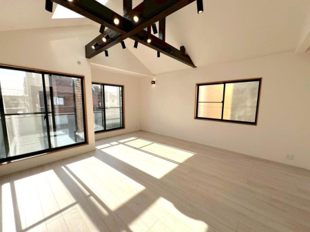 ���r���O �����y���r���O�z�i2026�N4���j�B�e  �傫�ȑ����炽���Ղ�����������ށA���邭�J���I�ȃ��r���O�B�Ƒ��̏Ί炪���R�ƏW�܂�A�S�n�悢��Ԃł��B